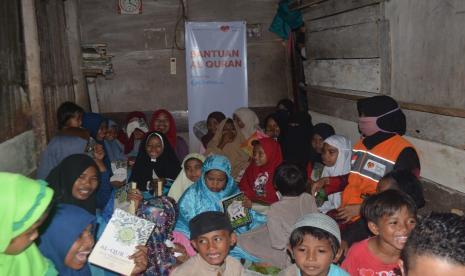 Desa Liang adalah salah satu tempat terdampak bencana gempa bumi yang mengguncang Maluku, 26 September satu tahun yang lalu. Ditambah lagi suasana bangunan tempat pengajian yang sangat memperhatinkan. Untuk proses belajar ngajinya anak anak, dengan ruangan yang sempit apabila harus menampung sebanyak 55 orang sekaligus. 