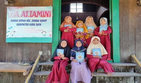 Desa Pasir yang terletak di Kabupaten Mempawah di kelilingi pesisir laut yang ditanami mangrove. Di desa ini juga ada anak-anak nelayan maupun masyarakat yang hidup tidak jauh dengan pesisir pantai.