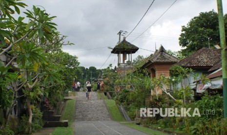 Desa Penglipuran, salah satu desa terbersih di dunia terletak di Kabupaten Bangli, Provinsi Bali. Desa ini menyimpan aturan adat unik yang jarang diketahui orang banyak, yaitu melarang tegas masyarakatnya berpoligami.