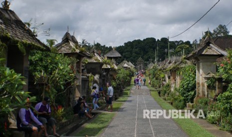 Desa Penglipuran, salah satu desa terbersih di dunia terletak di Kabupaten Bangli, Provinsi Bali. Desa ini menyimpan aturan adat unik yang jarang diketahui orang banyak, yaitu melarang tegas masyarakatnya berpoligami.