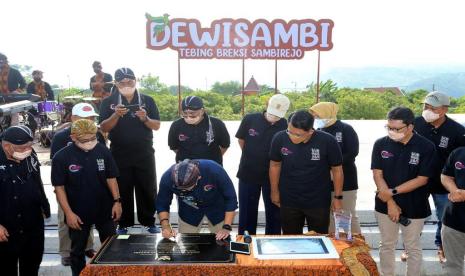  Desa Wisata Dewi Sambi Tebing Breksi mengunjungi  Desa Wisata Dewi Sambi Tebing Breksi.  