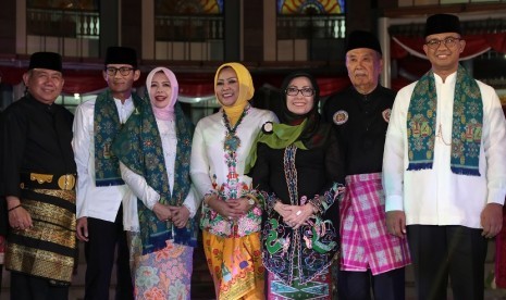 Desainer Anna Mariana (tengah) saat bertemu Gubernur dan Wakil Gubernur DKI Jakarta, Anies Baswedan dan Sandiaga Uno