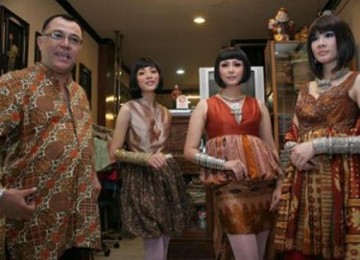 Desainer atau perancang batik Jawa Oriental Sonny Radji