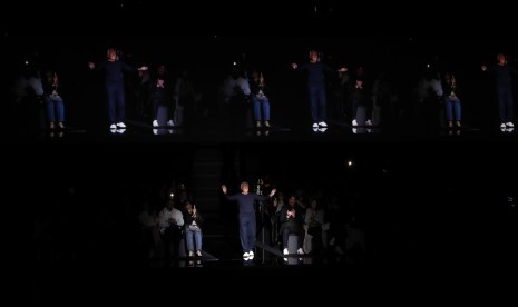 Desainer Giorgio Armani tampil di panggung Milan Fashion Week, Jumat (21/2).