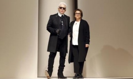 Desainer Karl Lagerfeld (kiri)