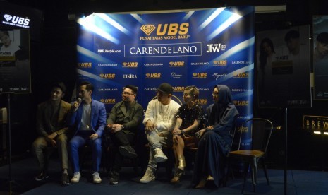 Desainer modest fashion Dini Ira (kanan) dalam konferensi pers bersama UBS Gold di Jakarta Fashion Week 2019.