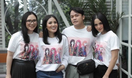 Desainer Tities Sapoetra (kedua dari kanan) diapit muse-nya dalam koleksi Romantic Retro, Ririn Ekawati (kanan) dan Nindy Ayunda (kedua kiri) serta Brand Manager Make Over Stephanie Lie. 