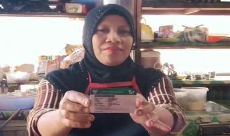 Desi Ainora (46) warga Kelurahan Ibuh Kecamatan Payakumbuh Barat, sehari-hari mencari nafkah dengan menjual sarapan pagi di pasar tradisional Ibuh. Dirinya merupakan salah satu peserta JKN-KIS yang mendaftar sebagai peserta dari segmen Pekerja Bukan Penerima Upah (PBPU) kelas 3. Ia divonis menderita penyakit gagal ginjal kronis yang mengakibatkan dirinya harus melakukan hemodialisa atau cuci darah rutin dua kali dalam kurun waktu seminggu dan di rujuk ke rumah sakit Padang Panjang.