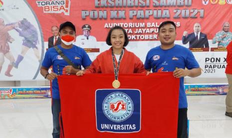 Desiana Syafitri, Mahasiswi Program Studi Sistem Informasi Akuntansi Universitas BSI kampus Karawang berhasil membawa pulang dua emas sekaligus, pada cabang olah raga SAMBO Puteri Kelas 50 kg di PON XX Papua 2021, Sabtu (9/10). 