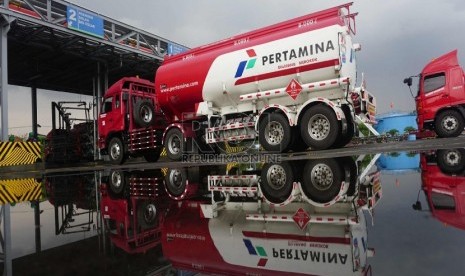 Deskripsi :  Antrean Truk Tangki BBM menunggu giliran di Terminal BBM Surabaya Group Pertamina, Surabaya, Selasa (10/11). 