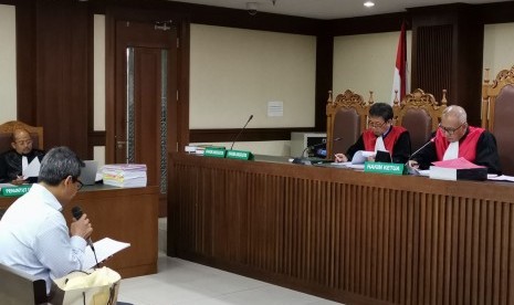 Desrizal membacakan pledoi saat sidang kasus pemukulan hakim, Kamis (12/12).