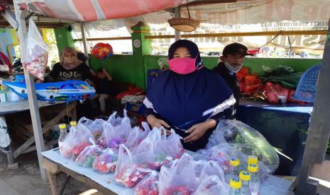 Desti (50 tahun), penjual bunga di TPU Pereng, Kota Bekasi. 