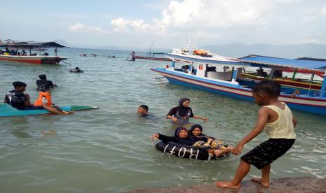 Destinasi wisata bahari di Lampung ramai pengunjung pada akhir libur Idul Fitri 1443 H Ahad (8/5/2022). 