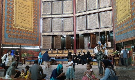 Destinasi wisata halal di Sumatera Selatan (Sumsel) Bait Alquran atau Alquran Akbar yang berupa mushaf Alquran terbuat dari lembaran kayu setinggi 2 meter dengan lebar sekitar 1,5 meter. Berwarna dasar coklat dengan tulisan timbul berwarna emas. 