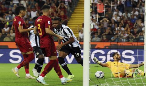  Destiny Udogie Udinese mencetak skor 1-0 selama pertandingan sepak bola Serie A Italia antara Udinese dan Roma, di stadion Friuli di Udine, Italia, Senin (5/9/2022) dini hari WIB.