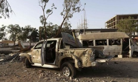 Destroyed vehicles are seen after fighting between Libyan special forces and ex-rebel fighters of the Benghazi Shura Council in the eastern city of Benghazi July 30, 2014.