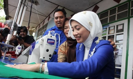 Desy Ratnasari melakukan praktik menjahit di program 