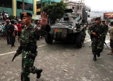 Detasemen Kavaleri (Denkav) 5/BLC - Kodam XVI Pattimura mengerahkan sejumlah tank untuk membantu Polda Maluku menghentikan kericuhan antara warga yang terjadi di Kota Ambon, Ahad (11/9). 