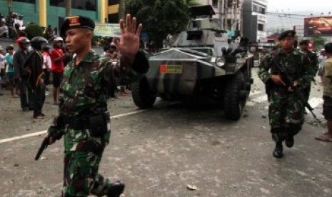 Detasemen Kavaleri (Denkav) 5/BLC - Kodam XVI Pattimura mengerahkan sejumlah tank untuk membantu Polda Maluku menghentikan kericuhan antara warga yang terjadi di Kota Ambon, Minggu (11/9). 