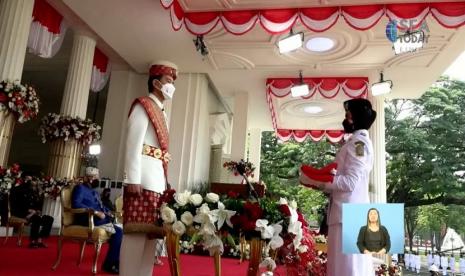 Detik-detik pengibaran Sang Saka Merah Putih oleh Paskibraka saat pelaksanaan upacara detik-detik Proklamasi peringatan HUT Ke-76 RI di Istana Merdeka Jakarta, Selasa (17/8) yang disiarkan secara langsung oleh kanal TV inhouse IndiHome, SEA Today, sebagai Official Broadcaster. Tak hanya dukungan TV Pool, TelkomGroup juga menyediakan konektivitas untuk penayangan peringatan HUT Kemerdekaan RI melalui platform video conference dengan total mencapai 45 ribu partisipan serta dukungan akses wifi dan layanan Telkomsel 5G. Keseluruhan dukungan ini dikawal penuh oleh TelkomGroup demi memastikan suksesnya pelaksanaan acara tahunan kenegaraan ini.