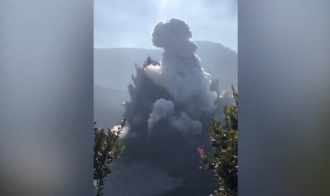 Detik-detik Tangkuban Perahu alami erupsi