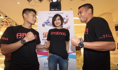 Devi T Asmarasari (tengah) selaku owner dari Arena MMA Indonesia menggelar pertandingan Muay Thai di Mall Gandaria City. Hal ini dilakukan untuk lebih memperkenalkan Muay Thai ke masyarakat