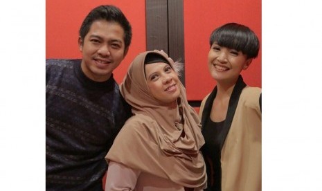 Devia Sherly (tengah) bersama Ade Govinda (kiri) dan Lea Simanjuntak