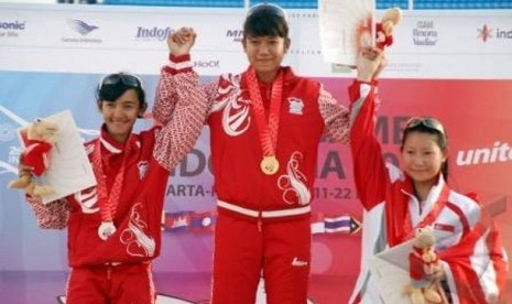 Devina Pramudita (tengah) saat memenangkan medali emas di SEA Games 2011