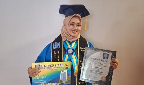 Devitasari Afreilia salah satu wisudawati terbaik dari Program Studi (Prodi) Bahasa Inggris yang telah dilantik, Ahad (3/12/2023) berlokasi di BSI Convention Center (BSI Convex)  Jl. Kali Abang Tengah No.8, Perwira, Kec. Bekasi Utara, Kota Bekasi, Jawa Barat dengan menyandang IPK 3,34. 