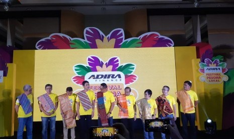 Dewan Direksi Adira Finance dan Kementerian Pariwisata dalam konferensi pers Festival Pesona Lokal 2019, di Jakarta, Rabu (3/7).