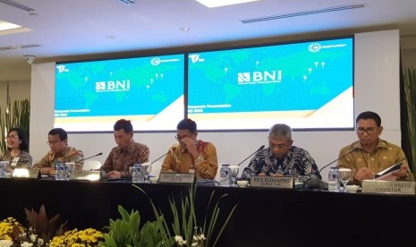 Dewan Direksi Bank BNI dalam paparan kinerja Kuartal III Bank BNI di Kantor Pusat BNI, Jakarta, Kamis (18/10). 