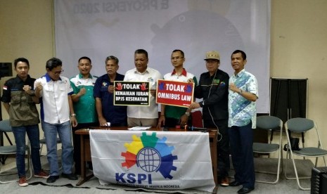 Dewan Eksekutif Konfederasi Serikat Pekerja Indonesia (KSPI) dalam konferensi pers penolakan terhadap RUU Omnibus Law Cipta Lapangan Kerja di Jakarta, Sabtu (18/1). 