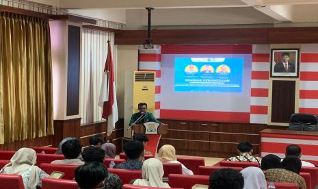 Dewan Eksekutif Mahasiswa (DEMA) FUPI UIN Sunan Kalijaga Yogyakarta gelar seminar penguatan literasi politik mahasiswa pasca Pemilu 2024 pada Senin (29/4/2024) pagi di Gedung Teatrikal Library UIN Sunan Kalijaga. 