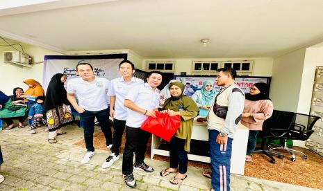 Dewan Eksekutif Nasional (DEN) Rampai Nusantara menggelar bazar sembako murah untuk warga Masyarakat, Ahad  (16/04/2024).