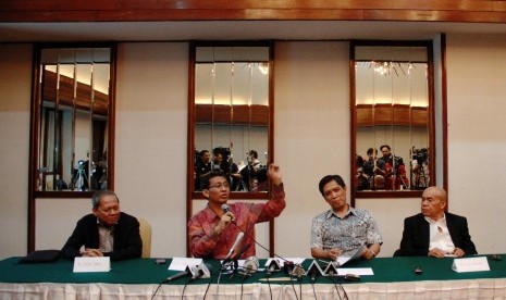 Dewan Etik Perhimpunan Survei Opini Publik Indonesia (Persepi) (dari kiri-kanan), Jahja Umar, Hamdi Muluk, Hari Wijayanto, dan Rustam Ibrahim saat menggelar konferensi pers sidang dewan Etik Persepi Audit Lembaga-lembaga Survei-survei Anggota Persepi atas 