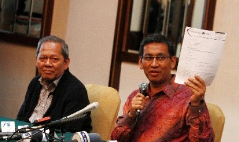 Dewan Etik Perhimpunan Survei Opini Publik Indonesia (Persepi) Jahja Umar (kiri), Hamdi Muluk (kanan).