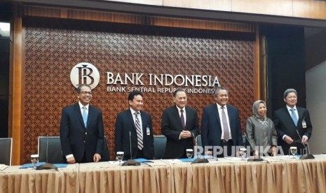 Dewan Gubernur Bank Indonesia melaksanakan konferensi pers hasil Rapat Dewan Gubernur (RDG) pada 14-15 Februari 2018, di Gedung Bank Indonesia, Jakarta, Kamis (15/2).