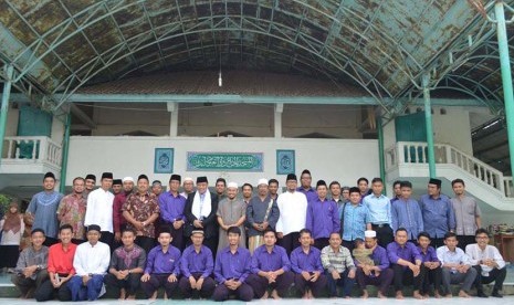 Dewan guru Pesantren Modern Daarul Uluum Lido berfoto bersama Ketua MUI Bogor Dr KH Mukri Aji MA MH.