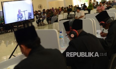 Dewan Hakim mendengarkan Kafilah Tuna Netra dari Gorontalo Sispagiarsih yang melantunkan ayat suci Al Quran saat babak penyisihan MTQ Nasional ke XXVI cabang Tilawah Al Quran yang diselenggarakan di Gedung Badan Kepegawaian Daerah Kota Mataram, Nusa Tengga