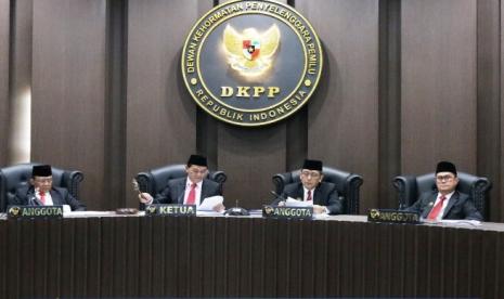 Dewan Kehormatan Penyelenggara Pemilu (DKPP) membacakan putusan sidang.