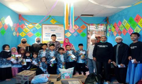 Dewan Kemakmuran Masjid (DKM) dan Pemuda Masjid Baitul Amanah, Sarijadi, bekerja sama PT Telkom dan PT Len Industri menyantuni anak yatim di Rumah Singgah Suwaebah Aslamiyyah di Desa Cibulakan, Kecamatan Cugenang, Kabupaten Cianjur, akhir pekan ini.