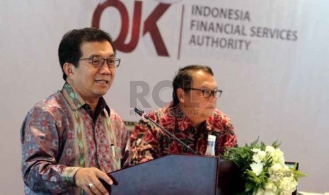 Dewan Komisioner Otoritas Jasa Keuangan (OJK) Muliaman Hadad (kiri), dan Deputi Komisioner Manajemen Strategis 1B OJK, Lucky F.A. Hadibrata dalam Forum Group Discussion ASEAN, Jakarta, Jumat (12/9).(Republika/ Yasin Habibi)