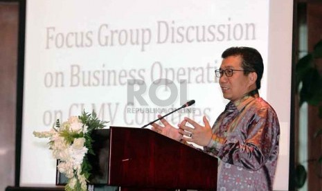 Dewan Komisioner Otoritas Jasa Keuangan (OJK) Muliaman Hadad memberi paparan dalam Forum Group Discussion ASEAN, Jakarta, Jumat (12/9).(Republika/ Yasin Habibi)