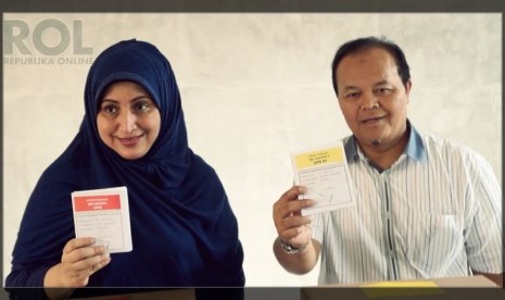 Dewan Majelis Syuro Partai Keadilan Sejahtera (PKS) Hidayat Nur Wahid didampingi oleh istri menggunakan hak pilihnya di Tempat Pemungutan Suara (TPS) 14 Kemang Selatan, Jakarta, Rabu (9/4).