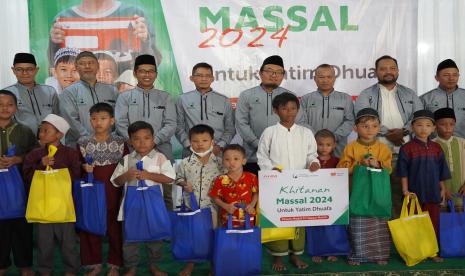 Dewan Masjid Al Haqqul Mubbiin dan Rumah Zakat menggelar khitanan massal bagi anak yatim dan dhuafa.