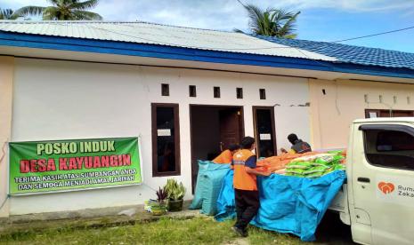 Dewan Masjid Al Haqqul Mubiin melalui Rumah Zakat kali ini berbagi kebahagiaan untuk masyarakat penyintas gempa 6.2 SR berupa paket sembako, Selimut dan tikar di Desa Kayuangin, Kabupaten Majene, Sulawesi Barat, Rabu (10/2). Desa ini merupakan desa yang paling dekat jaraknya dengan pusat gempa.