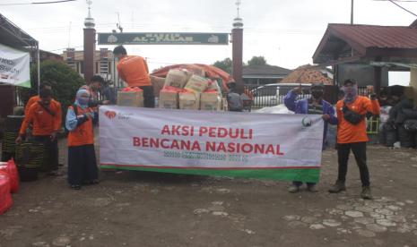 Dewan Masjid (DM) Al Haqqul Mubiin PT AHM bekerjasama dengan Rumah Zakat menyalurkan bantuan untuk korban banjir di 4 titik banjir, Rabu (10/2). Ada 410 paket bantuan berupa nasi box, obat-obatan, air mineral, dan 250 paket alat kebersihan yang didistribusikan kepada warga 