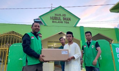 Dewan Masjid Indonesia (DMI) bantu masjid di jeneponto yang mengalami kerusakan akibat banjir yang menerjang Jeneponto, Kamis (31/1/2019)