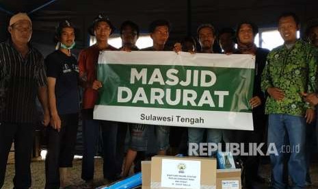 Dewan Masjid Indonesia (DMI) bersama Yayasan Kalla menggandeng Palang Merah Indonesia (PMI) membangun masjid darurat.di kamp pengungsian bencana alam Pasigala.