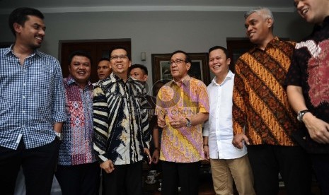 Dewan Pembina Partai Golkar Akbar Tanjung (tengah) berbincang saat menerima kunjungan Generasi Muda Partai Golkar di kediamannya, Jakarta, Rabu (18/11). 